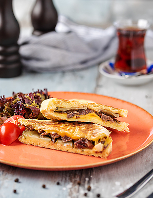 포토 JPG 해외이미지 접시 방울토마토 사람없음 토스트 로스트비프 터키음식 해외202309 해외포토 식기 빵 토마토 동양음식 파일형식 튀르키예