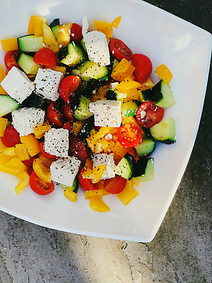 포토 JPG 해외이미지 그릇 다이어트 방울토마토 오이 치즈 파프리카 사람없음 샐러드 큐브 후추 건강식 해외202309 해외포토 식기 음식 토마토 채소 유제품 건강 향신료 파일형식