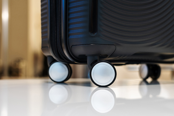 포토 JPG 해외이미지 여행 컨셉 가방 휴가 사람없음 여행가방 검은색 핸드백 짐 바퀴 공항 플라스틱 오브젝트 잠금 지퍼 짐싸기 수하물 카피스페이스 해외202309 해외포토 잡화 컬러 교통시설 재질 공백 보안 파일형식