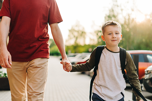 포토 JPG 해외이미지 식물 학생 라이프스타일 손 교육 남자 행복 아들 어린이 남학생 이동 가방 배낭 학교 가족 거리 책가방 함께함 한명 안전 사람 소년 야외 건물 부모 햇빛 계단 산책 유치원 육아 잡기 도시 아빠 성적 최초 돌봄 초보 해외202309 해외포토 1 건축물 잡화 감정 컨셉 관계 모션 휴식 생활 신체부위 태양 파일형식