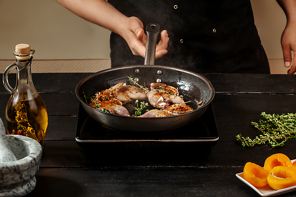 포토 JPG 해외이미지 손 남자 육류 요리 한명 상반신 성인 프라이팬 올리브오일 굽기 복숭아 절구 성인남자한명만 해외202309 해외포토 1 과일 식재료 주방용품 사람 신체부위 도구 기름_음식 구이 남자한명만 성인남자만 파일형식