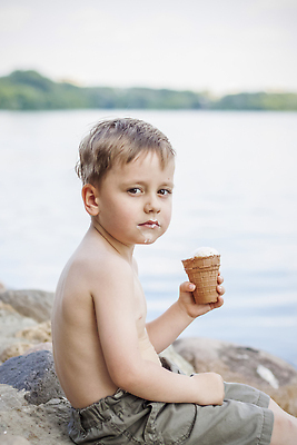 포토 JPG 해외이미지 백인 1 라이프스타일 디자인 공원 행복 음식 건강 종류 한명 앉기 야외 물 강 뷰티 반사 환경 에너지 흰색 표현 아기 신선 달콤 먹기 배고픔 맛있는 해외202309 해외포토 자연요소 서양인 공공시설 감정 컬러 모션 사람 생활 맛 파일형식