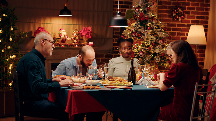 포토 JPG 해외이미지 여자 노년 남자 행복 음식 크리스마스 가족 식탁 조명 함께함 수저 대화 여러명 상반신 성인 앞모습 옆모습 빛 파티 식사 샴페인 연말 해외202309 해외포토 식기 기념일 감정 뷰포인트 다수 컨셉 관계 탁자 주류 말하기 사람 이벤트 파일형식