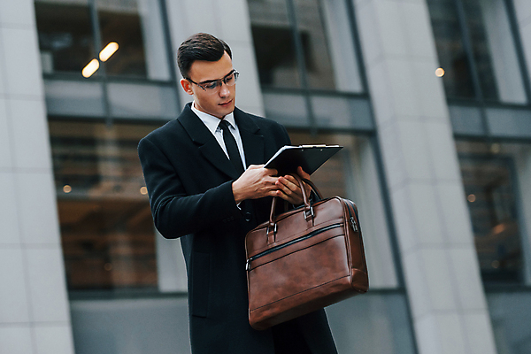 포토 JPG 해외이미지 남자 안경 서류가방 한명 들기 정장 상반신 성인 옆모습 도시 직장인 비즈니스맨 스마트 읽기 서류판 성인남자한명만 해외포토 직업 1 잡화 옷 뷰포인트 컨셉 가방 비즈니스 모션 사람 사무용품 남자한명만 성인남자만 파일형식