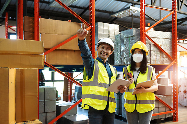 포토 JPG 해외이미지 식물 백인 직업 여자 남자 산업 흑인 비즈니스 공장 노동자 직장 안전 사람 두명 가로 기계 장비 업무 작업 기술자 엔지니어 제조 감독 안전모 헬멧 종업원 창고 직원 경영자 수납 공학 경영 분배 연습생 견습생 견습기간 해외202309 해외포토 서양인 교육 회사 공업 안전장비 보호장비 연습 리더 파일형식