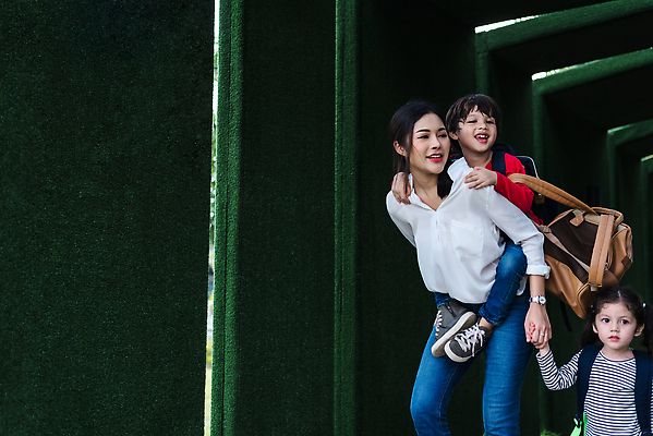 포토 JPG 해외이미지 백인 공원 여자 딸 행복 어린이 장난 가족 포옹 자연 놀이 엄마 함께함 사랑 한명 웃음 사람 동양인 소년 성인 야외 뷰티 정원 교사 산책 기쁨 잡기 승차 싱글 돌봄 해외202309 해외포토 서양인 직업 1 공공시설 남자 감정 컨셉 관계 안기 모션 휴식 표정 인종 생태계 파일형식