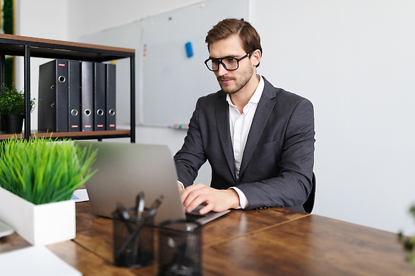 포토 JPG 해외이미지 직업 디자인 응시 행복 안경 비즈니스 사업가 성공 노동자 직장 실내 한명 미소 사람 노트북 컴퓨터 사무실 디지털 업무 비즈니스맨 디자이너 책상 경영자 히스패닉 온라인 개발 경영 마케팅 소프트웨어 프로젝트 해외202309 해외포토 1 시선 잡화 남자 감정 가구 컨셉 회사 표정 내부 전자제품 작업 직장인 리더 파일형식