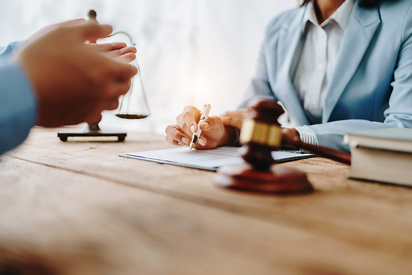 포토 JPG 해외이미지 손 여자 비즈니스 저울 앉기 상반신 성인 두명 책 사무실 펜 법률가 책상 상담 문서 법 의사봉 변호사 해외202309 해외포토 직업 가구 모션 사람 신체부위 필기구 파일형식