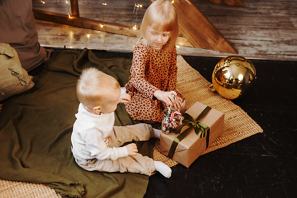 포토 JPG 해외이미지 전신 여자 남자 어린이 크리스마스 유리병 실내 사탕 남매 크리스마스선물 앉기 소년 앞모습 옆모습 선물상자 하이앵글 카펫 무릎꿇기 크리스마스이브 홀리데이 어린이만 오너먼트 해외202309 해외포토 기념일 뷰포인트 크리스마스장식 가족 모션 병_용기 휴가 디저트 선물 사람 내부 상자 파일형식