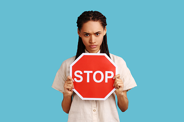 포토 JPG 해외이미지 여자 경고 한명 들기 상반신 성인 앞모습 파란색 표지판 정지 거절 성인여자한명만 해외202309 해외포토 1 뷰포인트 컬러 컨셉 모션 알림판 사람 여자한명만 성인여자만 파일형식