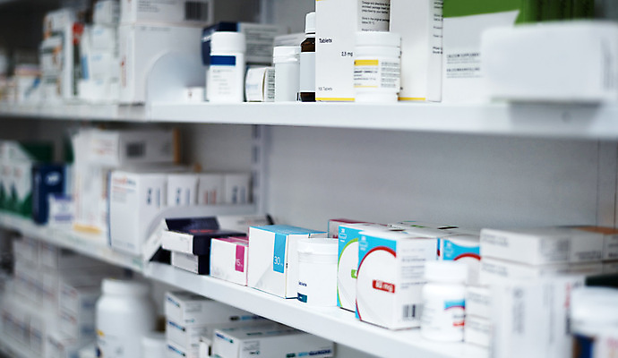 포토 JPG 해외이미지 실내 사람없음 상자 약 전시 약국 판매대 진열장 해외202309 해외포토 의학 내부 파일형식