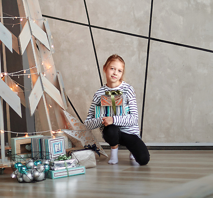 포토 JPG 해외이미지 모델 디자인 딸 행복 어린이 크리스마스 겨울 가족 추상 휴가 새로움 주택 선물 한명 미소 사람 앉기 내부 장식 빛 장난감 뷰티 기쁨 방 수확 축하 우아함 은색 기적 연도 마법 스타일 해외202309 해외포토 1 계절 기념일 감정 컬러 컨셉 무늬 농업 관계 모션 표정 건물 파일형식