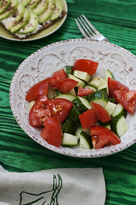 포토 JPG 해외이미지 그릇 접시 음식 빵 백그라운드 다이어트 토마토 오이 치즈 주택 건강 사람없음 빨간색 초록색 검은색 샐러드 흰색 신선 양념 아침식사 냅킨 날것 토스트 칼로리 아보카도 점심식사 채식주의자 해외202309 해외포토 식기 컬러 채소 과일 유제품 건물 식사 채식 파일형식