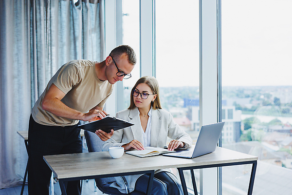 포토 JPG 해외이미지 백인 안경 인터넷 비즈니스 탁자 협력 실내 사람 두명 노트북 컴퓨터 사무실 공책 업무 작업 비즈니스맨 비즈니스우먼 작업실 전문직 책상 동료 경영자 해외202309 해외포토 서양인 직업 잡화 여자 남자 가구 관계 문구용품 내부 전자제품 직장인 리더 파일형식
