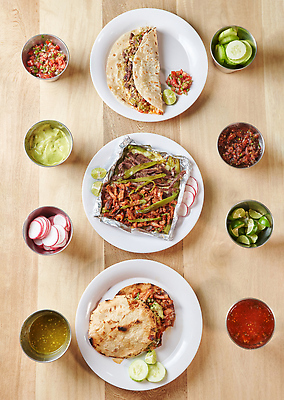 포토 JPG 해외이미지 접시 문화 음식 토마토 탁자 육류 옥수수 사람없음 목재 빨간색 초록색 목사 레몬 과카몰리 해외202309 해외포토 나무 식기 컬러 가구 채소 과일 식재료 재료 곡류 소스_음식 성직자 파일형식