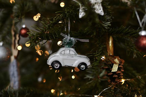 포토 JPG 해외이미지 나무 전통 디자인 별 인형 크리스마스 겨울 목걸이 공 자동차 불 휴가 새로움 새해 주택 매달리기 선물 사람없음 내부 장식 초록색 빛 장난감 축제 화환 흰색 나뭇가지 축하 소나무 원형 황금 은색 야간 12월 연도 아래 보케 전나무 원뿔 해외202309 해외포토 자연요소 도형 식물 계절 기념일 꽃 육상교통 컬러 컨셉 장신구 모션 건물 날짜 방향 위치 파일형식