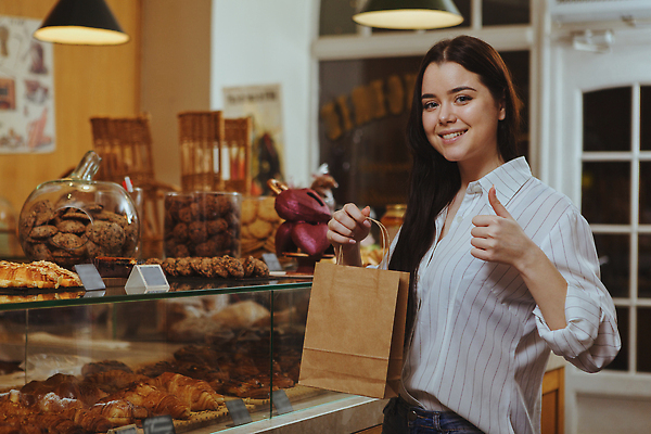 포토 JPG 해외이미지 여자 빵 창문 전등 한명 들기 상반신 성인 옆모습 쇼핑백 문 빵집 진열장 따봉 성인여자한명만 해외202309 해외포토 1 음식 뷰포인트 가방 모션 조명 사람 상점 최고 여자한명만 성인여자만 파일형식