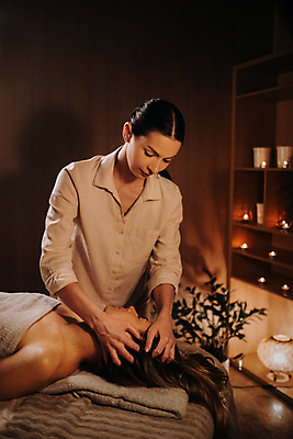 포토 JPG 해외이미지 여자 실내 상반신 성인 두명 앞모습 옆모습 눕기 스파 마사지 마사지사 두피마사지 바디케어 안마사 성인여자만 해외202309 해외포토 직업 뷰포인트 모션 사람 내부 여자만 성인만 파일형식