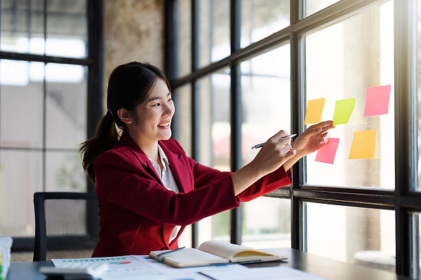 포토 JPG 해외이미지 직업 학생 디자인 여자 행복 종이 벽 컬러 스티커 비즈니스 사업가 통신 유리 설계 아이디어 직장 창조 한명 사람 동양인 사무실 쪽지 정보 업무 비즈니스맨 비즈니스우먼 막대기 작업실 계획 종업원 분석 시트 어려움 조언 콜라보레이션 브레인스토밍 해외202309 해외포토 1 남자 감정 컨셉 회사 재질 인종 작업 직장인 파일형식