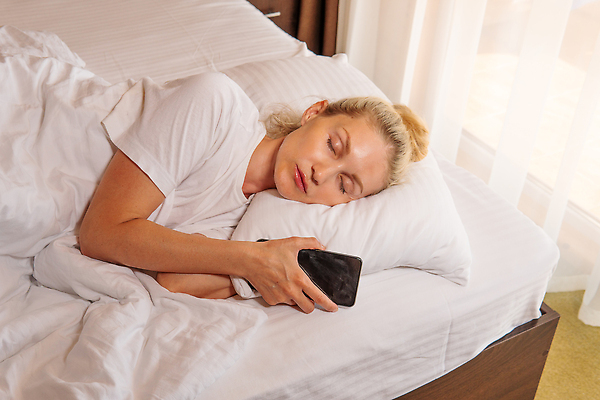 포토 JPG 해외이미지 백인 여자 행복 얼굴 베개 침구 아침 모바일 휴식 주택 세포 실내 건강 한명 미소 사람 성인 빛 스마트폰 금발 뷰티 기쁨 침실 꿈 방 흰색 침대 잠 호흡 담요 낮잠 긍정 거짓말 취침시간 해외202309 해외포토 주간 서양인 1 헤어스타일 감정 컬러 가구 컨셉 표정 내부 건물 신체부위 핸드폰 스마트기기 파일형식