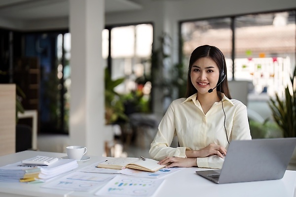 포토 JPG 해외이미지 백인 직업 여자 행복 이어폰 비즈니스 통신 대화 한명 사람 성인 스마트폰 컴퓨터 사무실 뷰티 헤드폰 업무 작업 도움 비즈니스우먼 센터 상담원 중개인 고객 마이크 서비스 텔레마케팅 안내원 부름 온라인 운영자 지원 헬프 대리인 해외202309 해외포토 서양인 1 감정 음향기기 컨셉 모션 말하기 전자제품 핸드폰 스마트기기 직장인 사무원 서비스업 파일형식