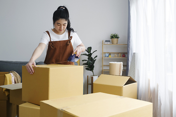 포토 JPG 해외이미지 라이프스타일 여자 행복 가정 모션 성공 부동산 아파트 주택 한명 미소 성인 상자 변화 재산 청소 시작 준비 투자 팩 패키지 주인 적재 짐싸기 기부 판지 꺼내기 대출 독립 소유 자선단체 해외202309 해외포토 1 감정 컨셉 비즈니스 표정 사람 건물 생활 금융 화장품 그룹 자선 파일형식