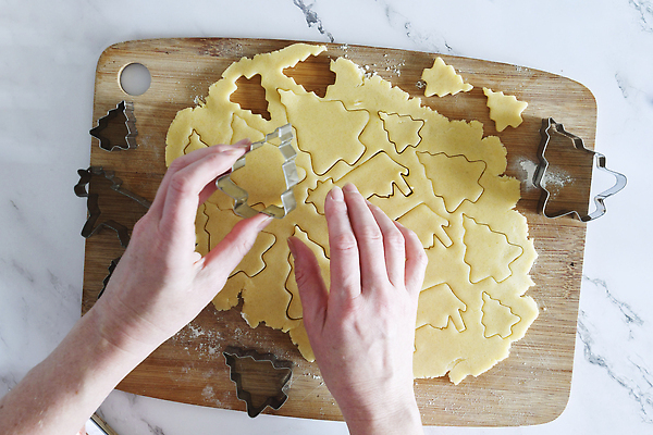 포토 JPG 해외이미지 모양 전통 여자 음식 크리스마스 재료 휴가 디저트 관리 사탕 요리 사람없음 목재 쿠키 케이크 주방 빵집 신선 달콤 설탕 굽기 준비 날것 반죽 만들기 밀가루 밀대 레시피 버터 방법 페스츄리 핸드메이드 해외202309 해외포토 나무 기념일 빵 모션 주방용품 사람 상점 맛 가루 구이 파일형식