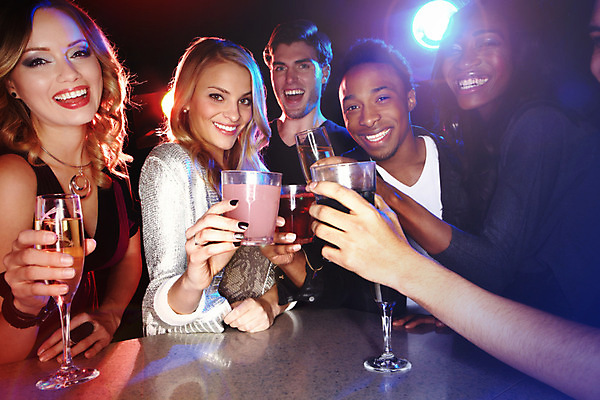 포토 JPG 해외이미지 손 응시 여자 남자 와인잔 조명 들기 여러명 성인 빛 음주 건배 성인만 해외202309 해외포토 시선 다수 술잔 모션 사람 신체부위 파일형식