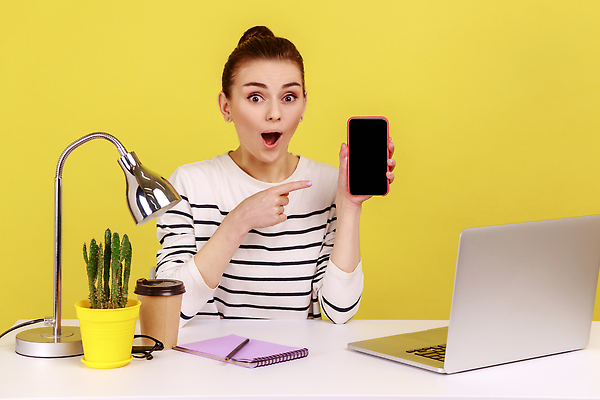 포토 JPG 해외이미지 백인 직업 여자 행복 인터넷 비즈니스 청소년 모바일 주택 직장 실내 한명 사람 노트북 스마트폰 핸드폰 컴퓨터 사무실 스크린 공책 웹 놀람 공백 비즈니스우먼 연결 전화기 서비스 충격 보여주기 온라인 고립 노란배경 소셜 프리랜서 목업 셀룰러 해외202309 해외포토 서양인 1 감정 백그라운드 회사 모션 문구용품 표정 내부 건물 전자제품 스마트기기 노란색 직장인 파일형식