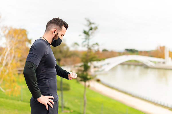 포토 JPG 해외이미지 백인 웰빙 응시 남자 스포츠 자국 청소년 수염 건강 가면 한명 서기 사람 야외 가로 30대 달리기 조깅 운동 모니터 검은색 강사 헤드폰 관찰 시간 맥박 연결 손목시계 확인 마라톤 달리기선수 초시계 카피스페이스 해외202309 해외포토 서양인 직업 1 시선 시계 컬러 음향기기 장신구 의학 모션 경기 장년 컴퓨터 공백 육상스포츠 육상선수 파일형식