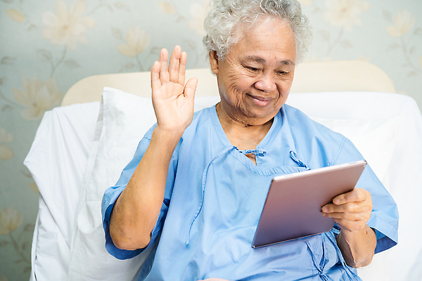 포토 JPG 해외이미지 라이프스타일 손 응시 여자 행복 할머니 인터넷 텍스트 통신 모바일 세포 기술 사랑 한명 사람 성인 야외 스마트폰 핸드폰 스크린 터치 잡기 메시지 연결 은퇴 간호 스마트 흥분 세대 장애 소셜 옛날 조부모 해외202309 해외포토 1 시선 노년 감정 컨셉 가족 모션 생활 신체부위 전자제품 스마트기기 파일형식