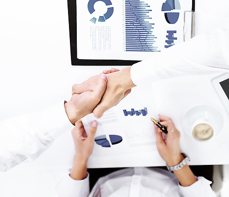 포토 JPG 해외이미지 직업 손 여자 남자 행복 백그라운드 회사 비즈니스 통신 성공 협력 악수 함께함 사람 성인 사람없음 금융 노트북 사무실 알약 디지털 거래 흰색 업무 비즈니스맨 비즈니스우먼 그룹 동료 직원 계약 동맹 떨림 동의 지원 해외202309 해외포토 감정 컬러 컨셉 관계 모션 손짓 신체부위 경제 전자제품 약 작업 직장인 파일형식