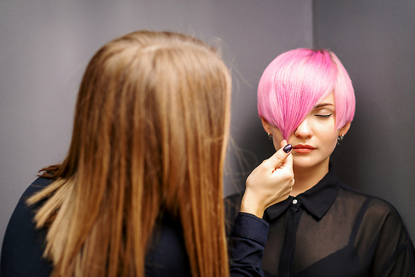 포토 JPG 해외이미지 여자 분홍색 상반신 성인 두명 뒷모습 머리카락 눈감음 잡기 미용실 미용사 머리손질 성인여자만 해외202309 해외포토 직업 뷰포인트 컬러 모션 사람 뷰티 머리 뷰티샵 여자만 성인만 파일형식