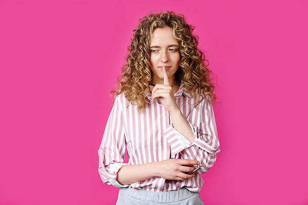 포토 JPG 해외이미지 응시 감정 안경 포즈 셔츠 비즈니스 손가락 휴식 갈색머리 대화 한명 서기 옆모습 침묵 놀람 덮개 가리킴 표현 자신감 입 우아함 시원함 비밀 질문 입술 고민 경영자 충격 나쁜 경영 고립 그만 심각 해외202309 해외포토 1 헤어스타일 손 시선 잡화 뷰포인트 컨셉 상의 모션 표정 말하기 사람 손짓 신체부위 소리 뚜껑 리더 파일형식