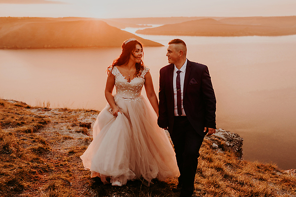 포토 JPG 해외이미지 라이프스타일 헤어스타일 커플 드레스 여자 남자 행복 호수 신랑 결혼 관계 신혼부부 자연 결혼식 갈색머리 함께함 발렌타인데이 사랑 정장 이벤트 성인 야외 두명 물 파란색 강 뷰티 유행 낭만 신혼여행 흰색 아내 우아함 보석 암초 해외202309 해외포토 자연요소 부부 옷 감정 컬러 컨셉 데이이벤트 사람 생활 광석 생태계 신혼 파일형식