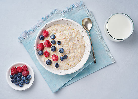포토 JPG 해외이미지 음식 사람없음 하이앵글 숟가락 우유 아침식사 냅킨 블루베리 산딸기 오트밀 해외202309 해외포토 뷰포인트 과일 유제품 수저 식사 파일형식 귀리
