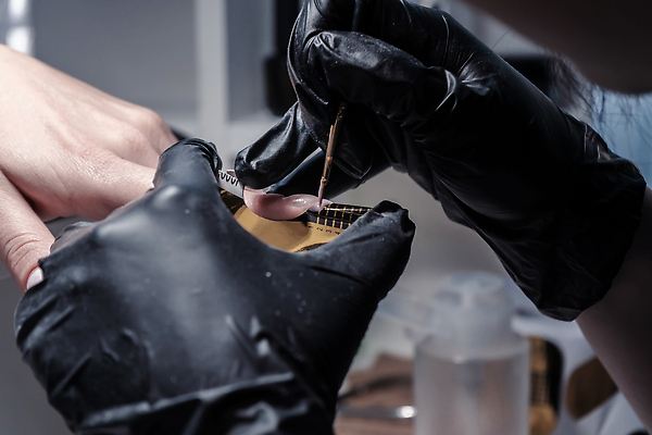 포토 JPG 해외이미지 직업 손 디자인 장갑 손가락 휴식 실내 사람없음 뷰티 상점 스파 기계 터치 기구 공구 램프 붓 고급 손톱 미용사 피부 테라피 주인 순서 니스 돌봄 방법 위생관리 스타일 해외202309 해외포토 잡화 컨셉 모션 조명 관리 내부 신체부위 도구 파일형식