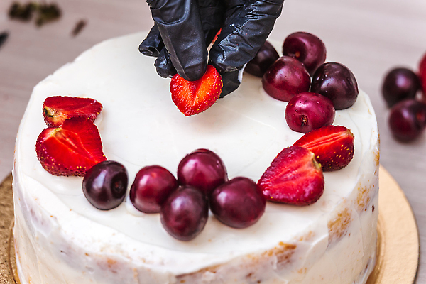 포토 JPG 해외이미지 접시 손 열매 조각 재료 부분 딸기 디저트 유제품 기념 건강 사람없음 장식 빨간색 케이크 주방 빵집 우유 축하 대접 신선 생일 체리 칼 달콤 맛 아침식사 설탕 굽기 크림 코코넛 레시피 건강식 스펀지 벨로루시 짜기 페스츄리 핸드메이드 맛있는 스펀지케이크 해외202309 해외포토 식물 식기 기념일 음식 빵 컬러 컨셉 과일 모션 신체부위 상점 식사 구이 파일형식