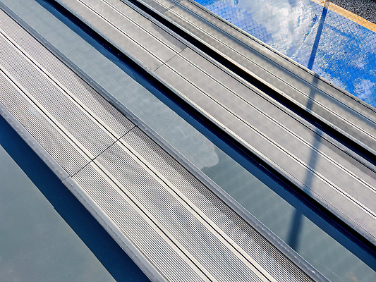 포토 JPG 해외이미지 외관 선 벤치 의자 건축양식 바닥 프레임 잔디 사람없음 야외 건물 목재 가로 인테리어 회색 나사 수리 플라스틱 갑판 천 합성 단계 뒤뜰 해외202309 해외포토 나무 식물 건축물 디자인 건축 컬러 가구 배_교통 재료 재질 공구 직물 파일형식