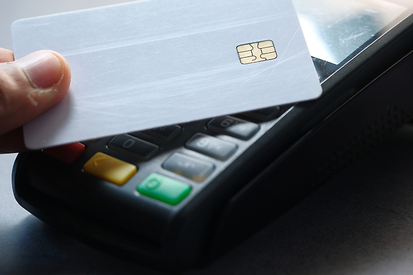 포토 JPG 해외이미지 이동 사람없음 금융 식당 기계 신용카드 상인 무선전화기 서비스 상업 전자 결제 향 계산서 체크아웃 터미널 해외202309 해외포토 컨셉 경제 상점 전화기 파일형식