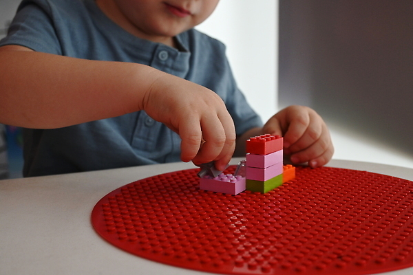 포토 JPG 해외이미지 1 라이프스타일 손 디자인 교육 행복 감정 어린이 가구 무지개 가족 자동차 놀이 주택 기술 한명 사람 건물 빛 컬러풀 장난감 뷰티 문 맑음 블록 유치원 놀이방 방 게임 아기 플라스틱 오브젝트 리빙 해외202309 해외포토 자연요소 건축물 육상교통 컬러 생활용품 관계 재질 날씨 생활 신체부위 파일형식