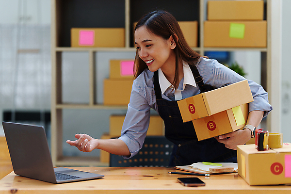 포토 JPG 해외이미지 여자 사업가 한명 들기 상반신 성인 옆모습 노트북 가리킴 작업 비즈니스우먼 사장 택배상자 성인여자한명만 해외202309 해외포토 직업 1 뷰포인트 비즈니스 모션 사람 손짓 전자제품 상자 직장인 택배 여자한명만 성인여자만 파일형식