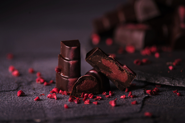 포토 JPG 해외이미지 조각 백그라운드 재료 공 탁자 디저트 사탕 요리 사람없음 갈색 쌓기 과자 우주 초콜릿 검은색 어둠 우유 바 액체 그룹 고급 달콤 맛 정상 유혹 가루 설탕 먹기 산딸기 칼로리 모음 코코아 흙더미 깨짐 카카오 프랄린 캐러멜 억울 맛있는 해외202309 해외포토 감정 음료 음식 컬러 가구 컨셉 과일 모션 유제품 한글 흙 파일형식 더미