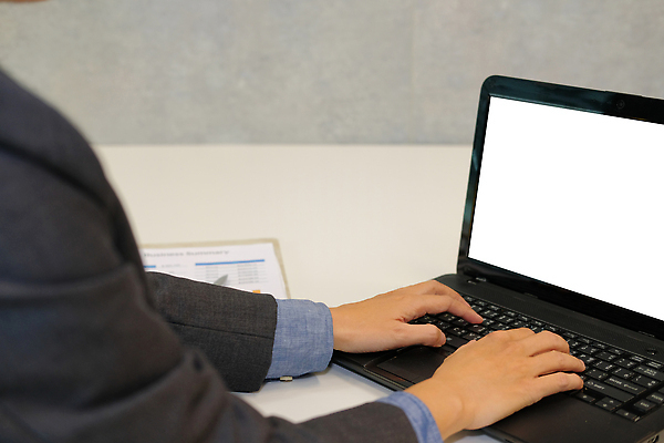 포토 JPG 해외이미지 직업 라이프스타일 여자 남자 비즈니스 사업가 탁자 설계 직장 사람 사람없음 금융 노트북 컴퓨터 사무실 자료 작업 비즈니스맨 비즈니스우먼 시장 계획 분석 보고서 문서 온라인 마케팅 해외202309 해외포토 가구 컨셉 회사 생활 경제 전자제품 직장인 파일형식