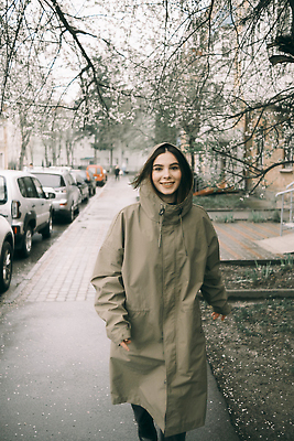 포토 JPG 해외이미지 나무 라이프스타일 응시 여자 길 여행 자국 모션 날씨 휴가 한명 야외 뷰티 노란색 여행객 걷기 하이킹 젖음 덮개 시골 숲 에코 느림 철책 하이커 해외202309 해외포토 식물 1 시선 컬러 레저 사람 생활 환경 뚜껑 파일형식