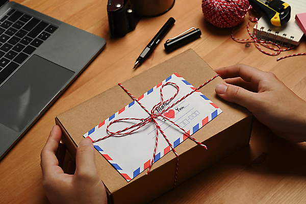 포토 JPG 해외이미지 손 포장 선물 근접촬영 신체부위 노트북 펜 편지 실타래 택배상자 포장끈 해외202309 해외포토 뷰포인트 사람 전자제품 상자 필기구 택배 포장재료 파일형식