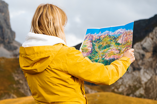 포토 JPG 해외이미지 라이프스타일 여행 지도 자연 하늘 휴가 산 한명 서기 사람 태양 여행객 환경 놀람 이탈리아 산책 하이킹 자유 투명 알프스 산악지대 백패커 절정 해외202309 해외포토 자연요소 1 감정 유럽 컨셉 모션 레저 휴식 표정 생활 생태계 파일형식