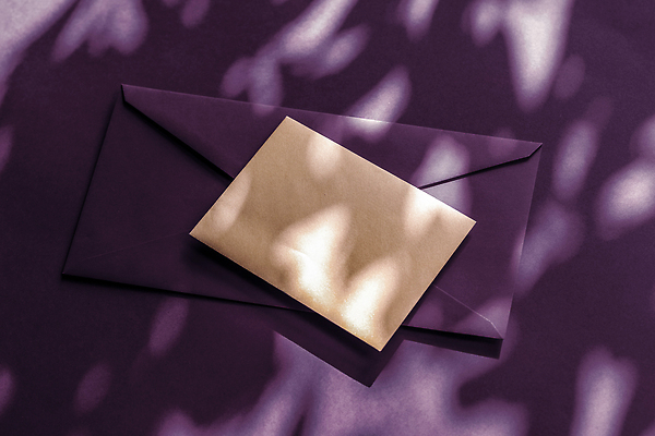 포토 JPG 해외이미지 종이 편지봉투 그림자 사람없음 햇빛 보라색 그늘 감성 카피스페이스 해외202309 해외포토 컬러 컨셉 봉투 태양 공백 편지 파일형식