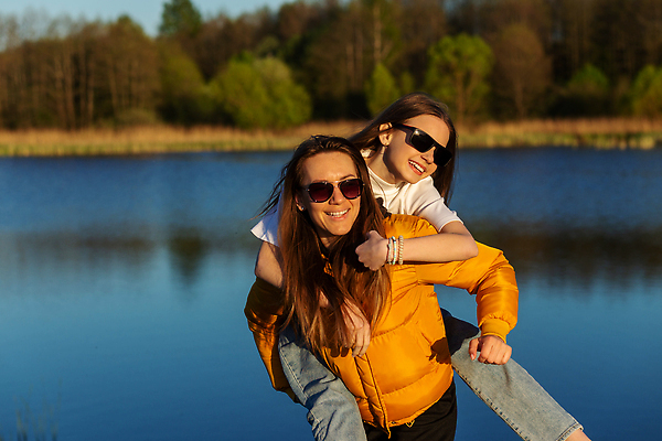 포토 JPG 해외이미지 라이프스타일 공원 여자 딸 행복 호수 어린이 백그라운드 2 가족 포옹 자연 놀이 엄마 휴가 함께함 건강 사랑 웃음 사람 풍경 야외 두명 물 여름 뷰티 걷기 침묵 일몰 봄 재킷 기쁨 가을 숲 돌봄 해외202309 해외포토 자연요소 계절 공공시설 감정 컨셉 관계 안기 모션 표정 생활 노을 소리 외투 생태계 파일형식