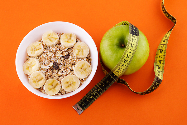 포토 JPG 해외이미지 라이프스타일 디자인 음식 백그라운드 컨셉 다이어트 오렌지 과일 아침 아이디어 바나나 건강 식이요법 사람없음 초록색 식사 흰색 신선 아침식사 사과 몸무게 낟알 균형 측정 테이프 칼로리 계량기 건강식 내추럴 뮤즐리 영양분 오트밀 적자 제어 해외202309 해외포토 주간 컬러 문구용품 생활 파일형식 귀리